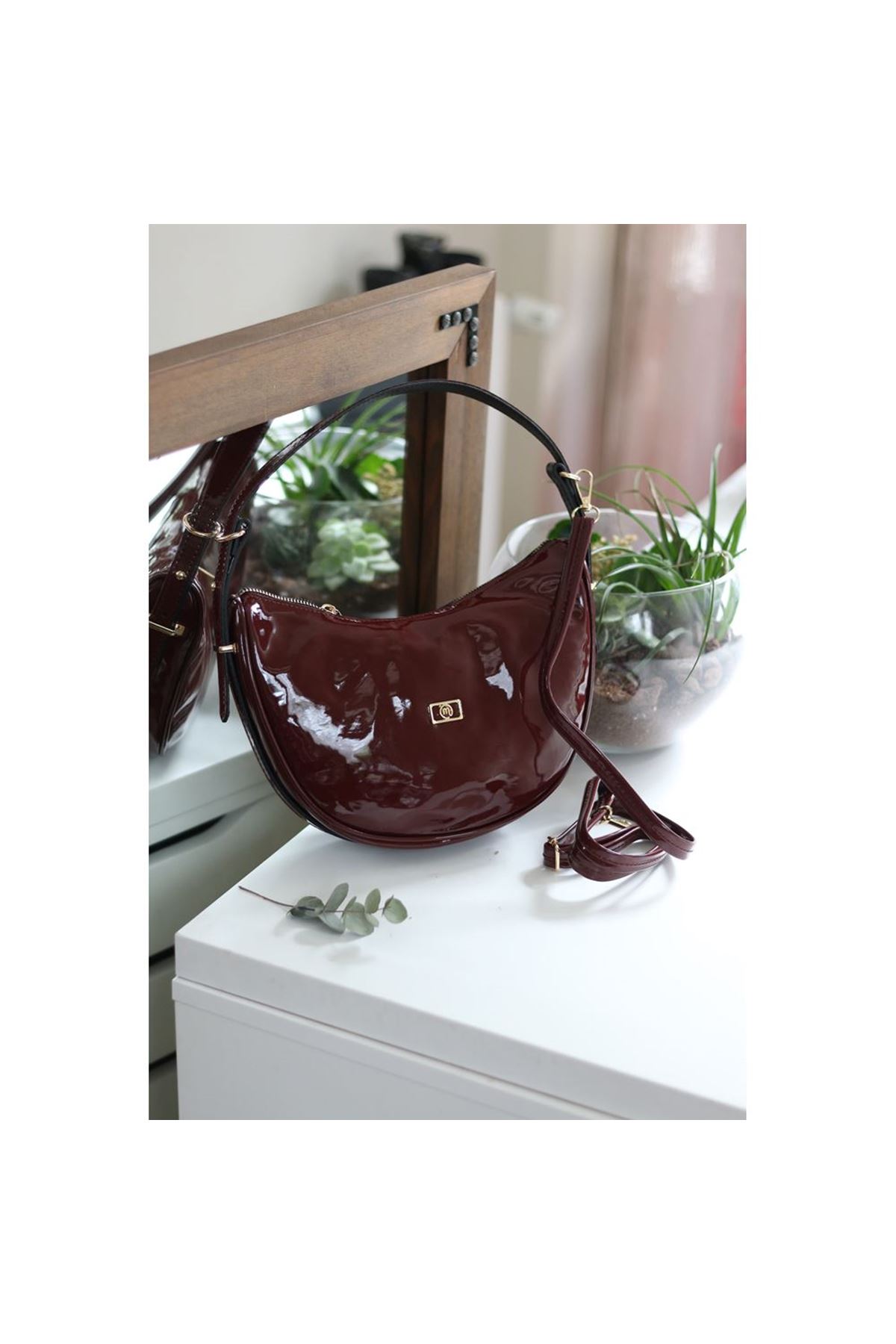 Kadın Rugan Bordo Oval Askılı Omuz Çantası