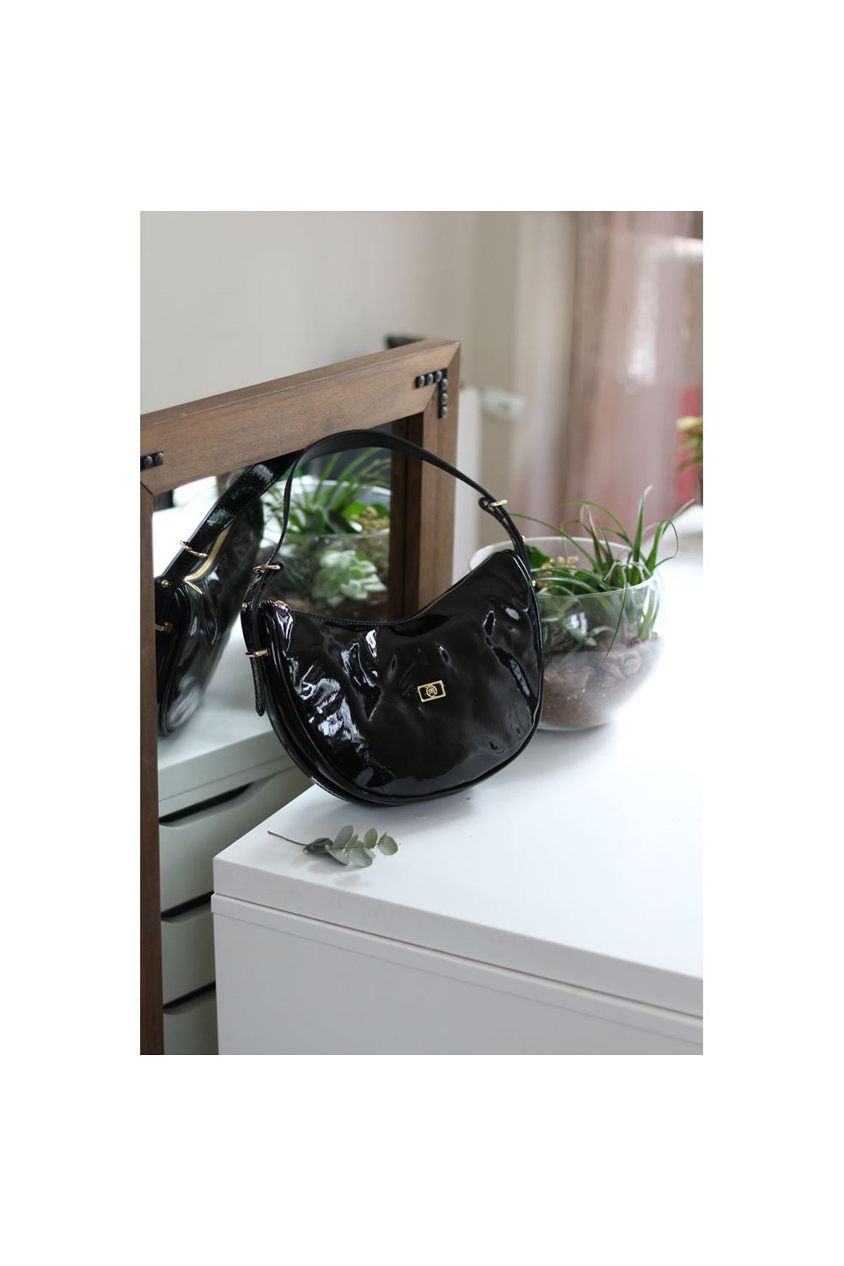 Kadın Rugan Siyah Oval Askılı Omuz Çantası