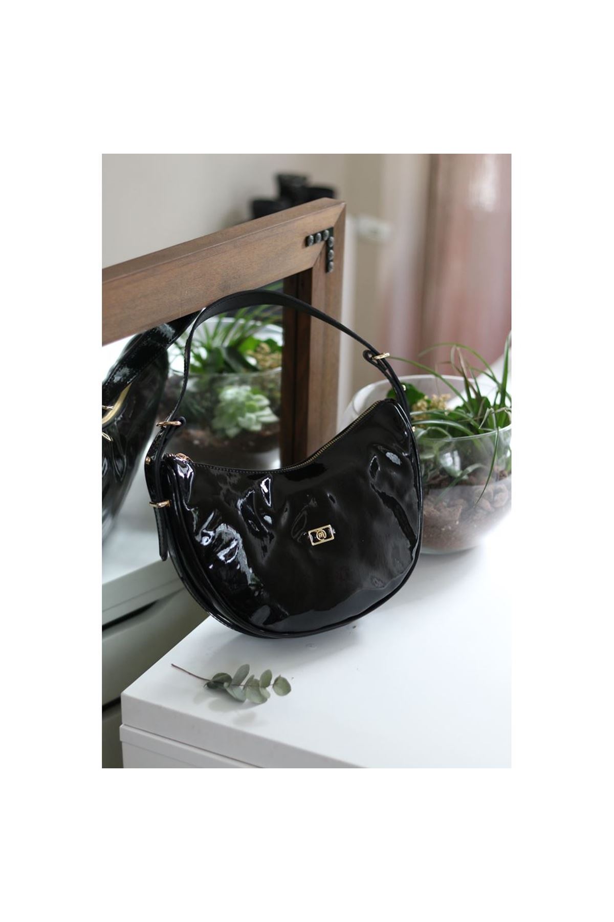 Kadın Rugan Siyah Oval Askılı Omuz Çantası