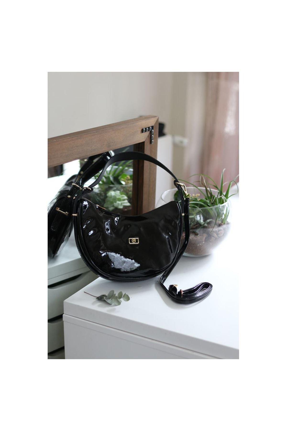Kadın Rugan Siyah Oval Askılı Omuz Çantası