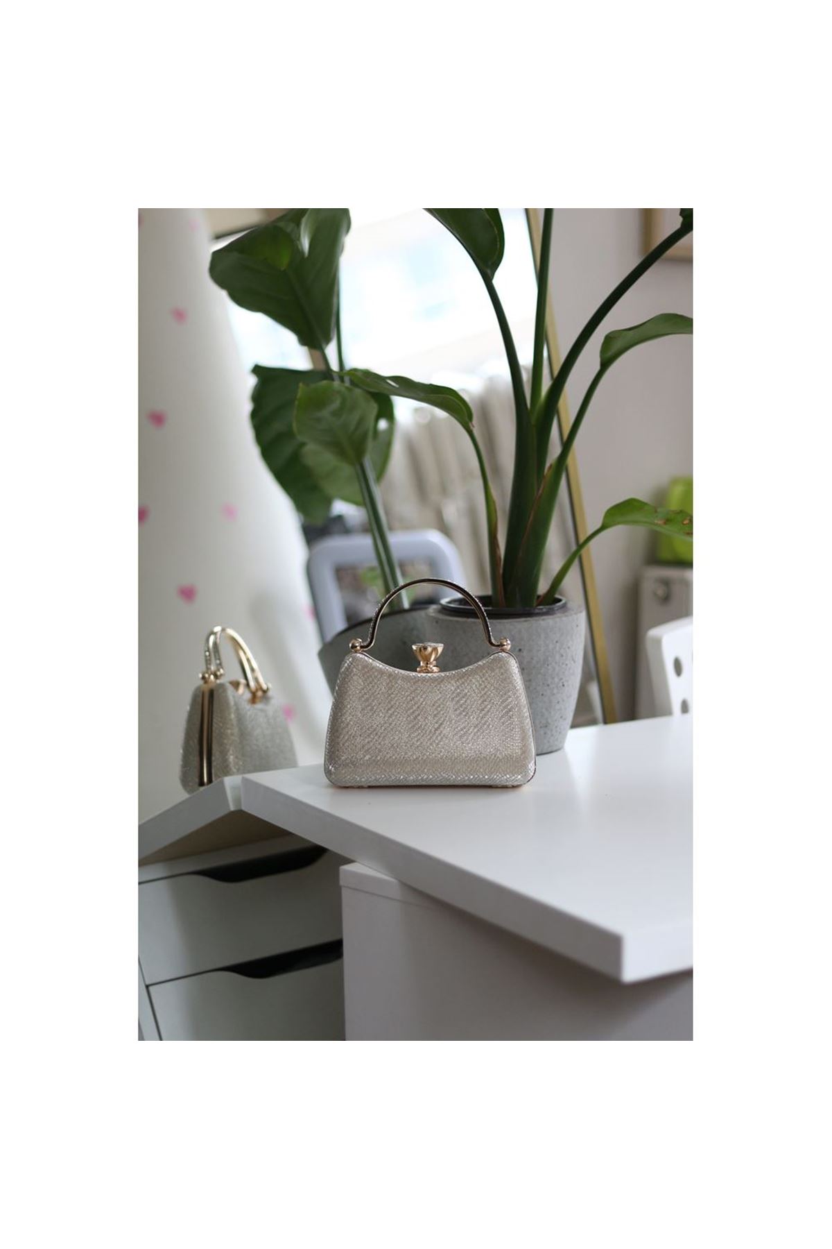 Kadın Gold Desenli Taşlı Tutma Kulplu Üçgen Taş Klips Abiye El Çantası