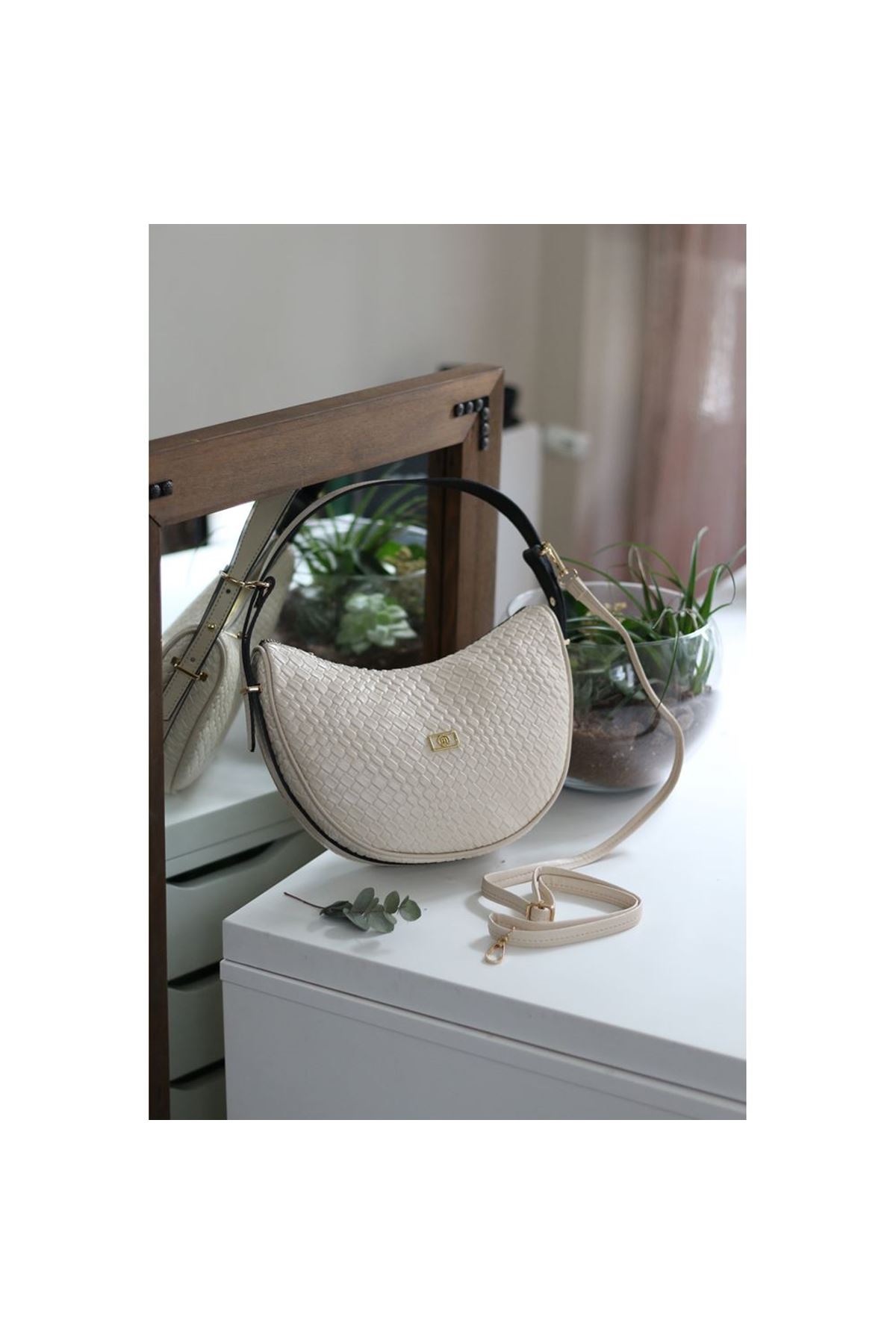 Kadın Krem Kroko Oval Askılı Omuz Çantası