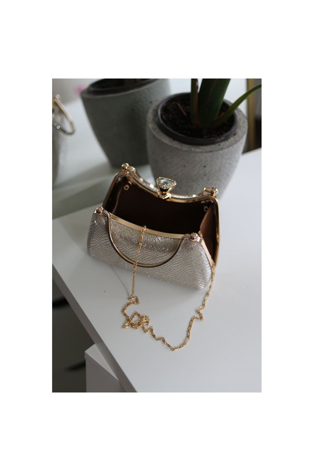 Kadın Gold Desenli Taşlı Tutma Kulplu Üçgen Taş Klips Abiye El Çantası