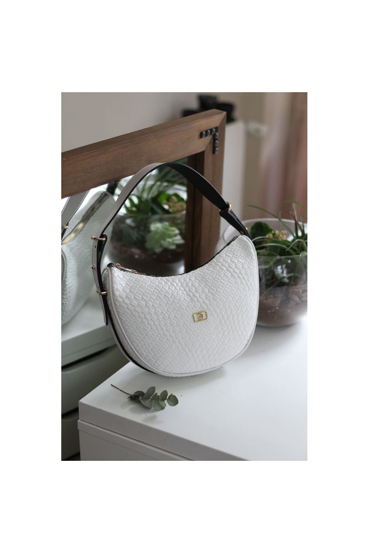 Kadın Beyaz Kroko Oval Askılı Omuz Çantası