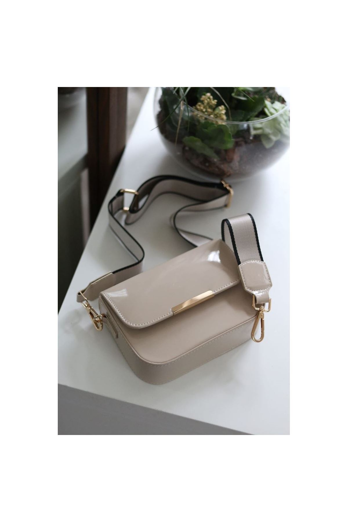 Kadın Nude Rugan Toka Detaylı Kumaş Askılı Omuz Çantası