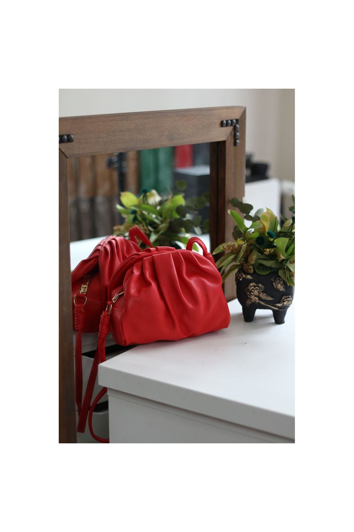 Kadın Kırmızı Yumuşak Pileli Omuz Çantası