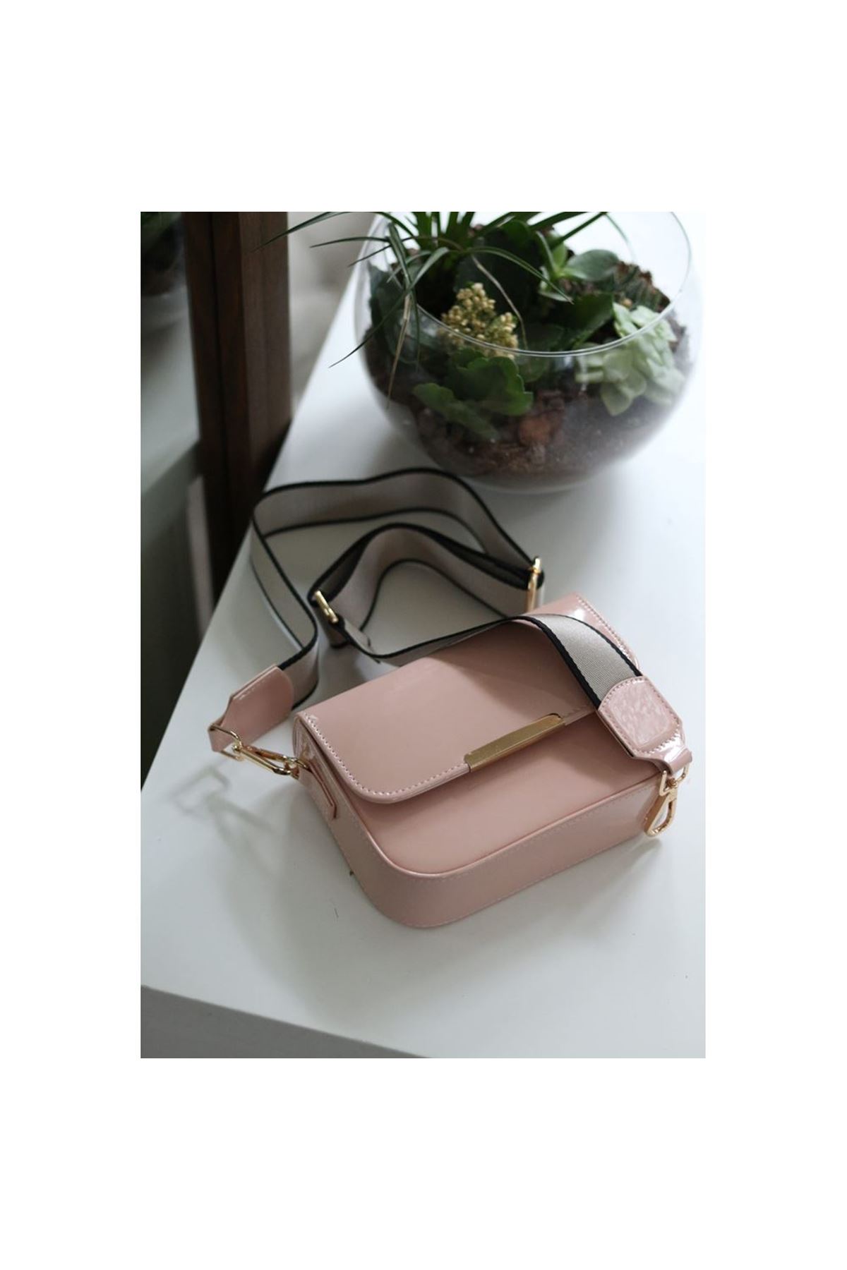 Kadın Pudra Rugan Toka Detaylı Kumaş Askılı Omuz Çantası