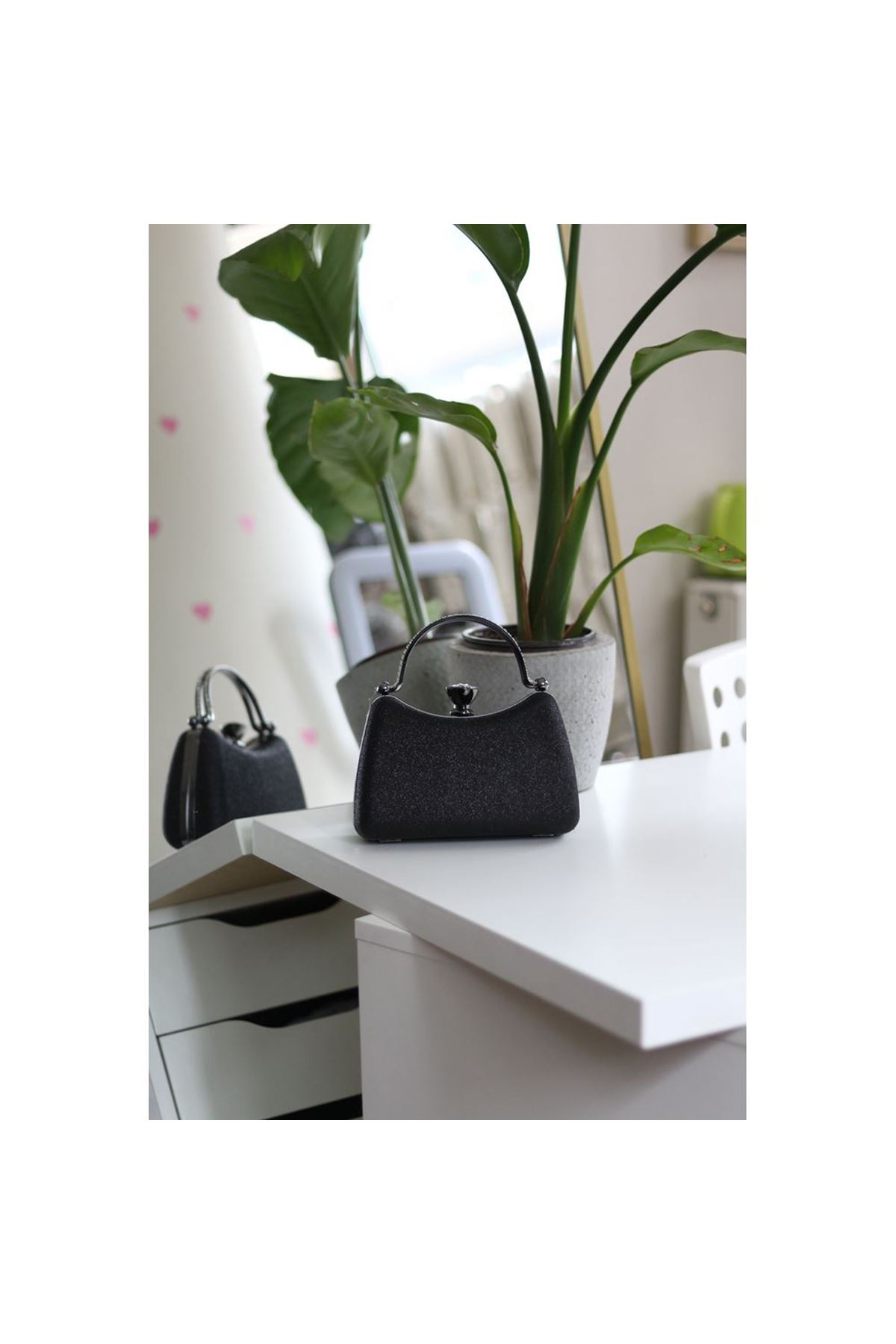 Kadın Siyah Simli Taşlı Tutma Kulplu Üçgen Taş Klips Abiye El Çantası