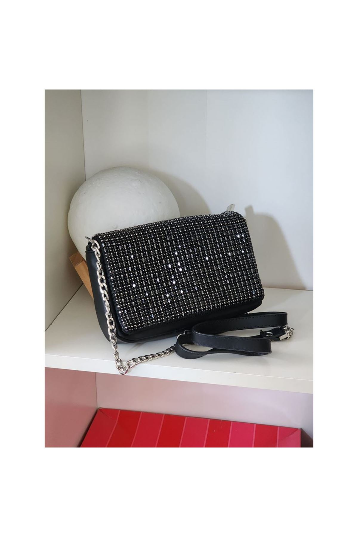 Kadın Siyah Taş İsleme Kapaklı Omuz Çantası
