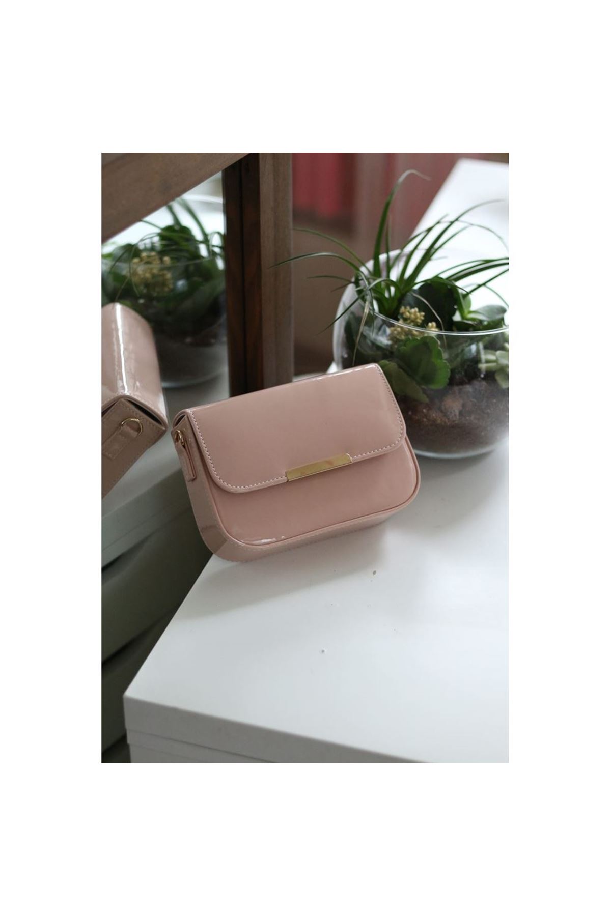 Kadın Pudra Rugan Toka Detaylı Kumaş Askılı Omuz Çantası