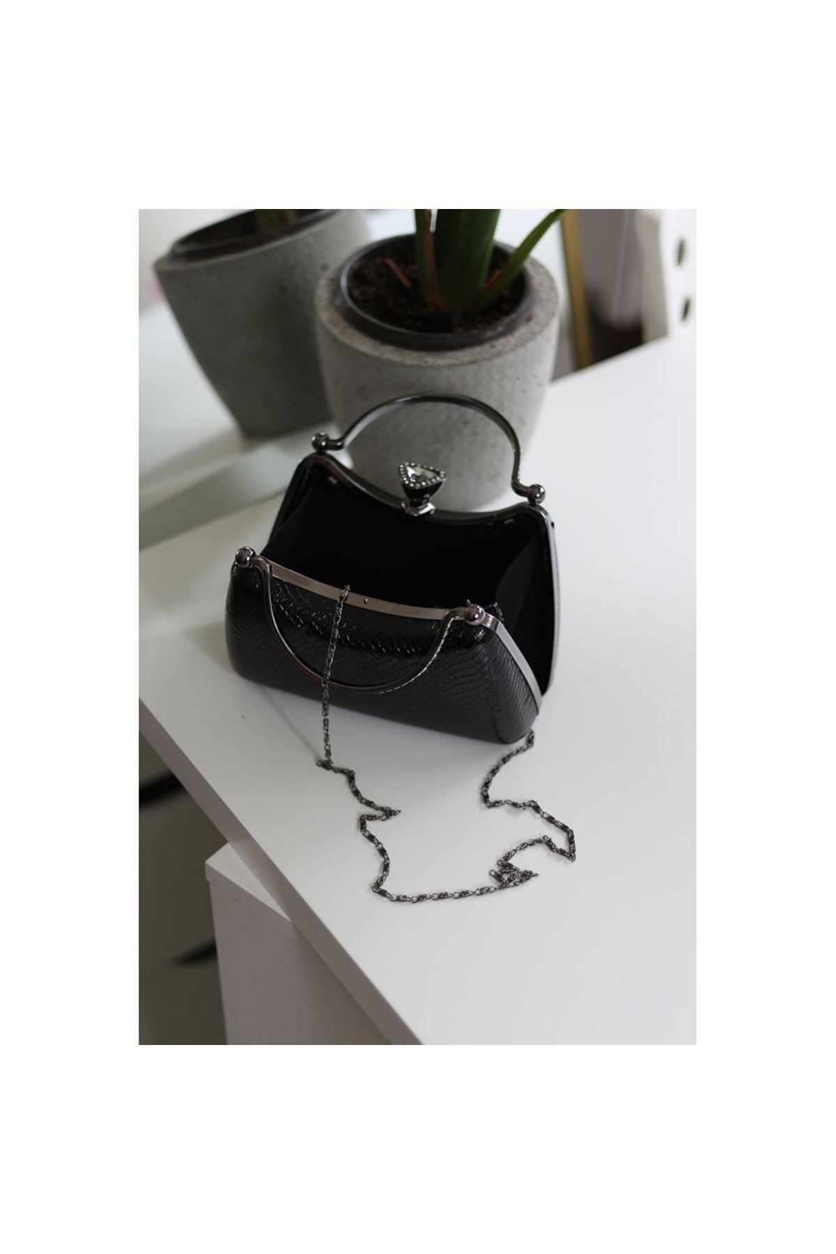 Kadın Siyah Desenli Taşlı Tutma Kulplu Üçgen Taş Klips Abiye El Çantası