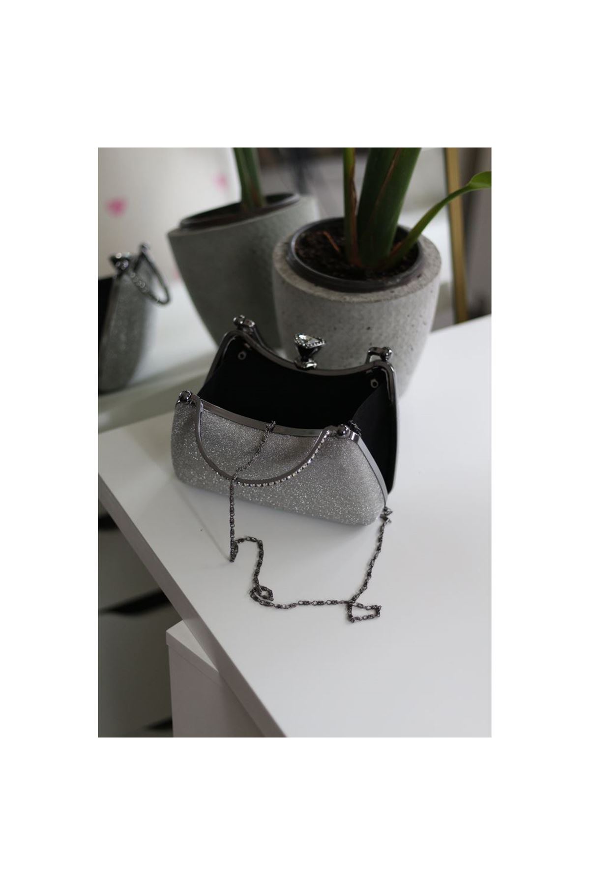 Kadın Platin Simli Taşlı Tutma Kulplu Üçgen Taş Klips Abiye El Çantası