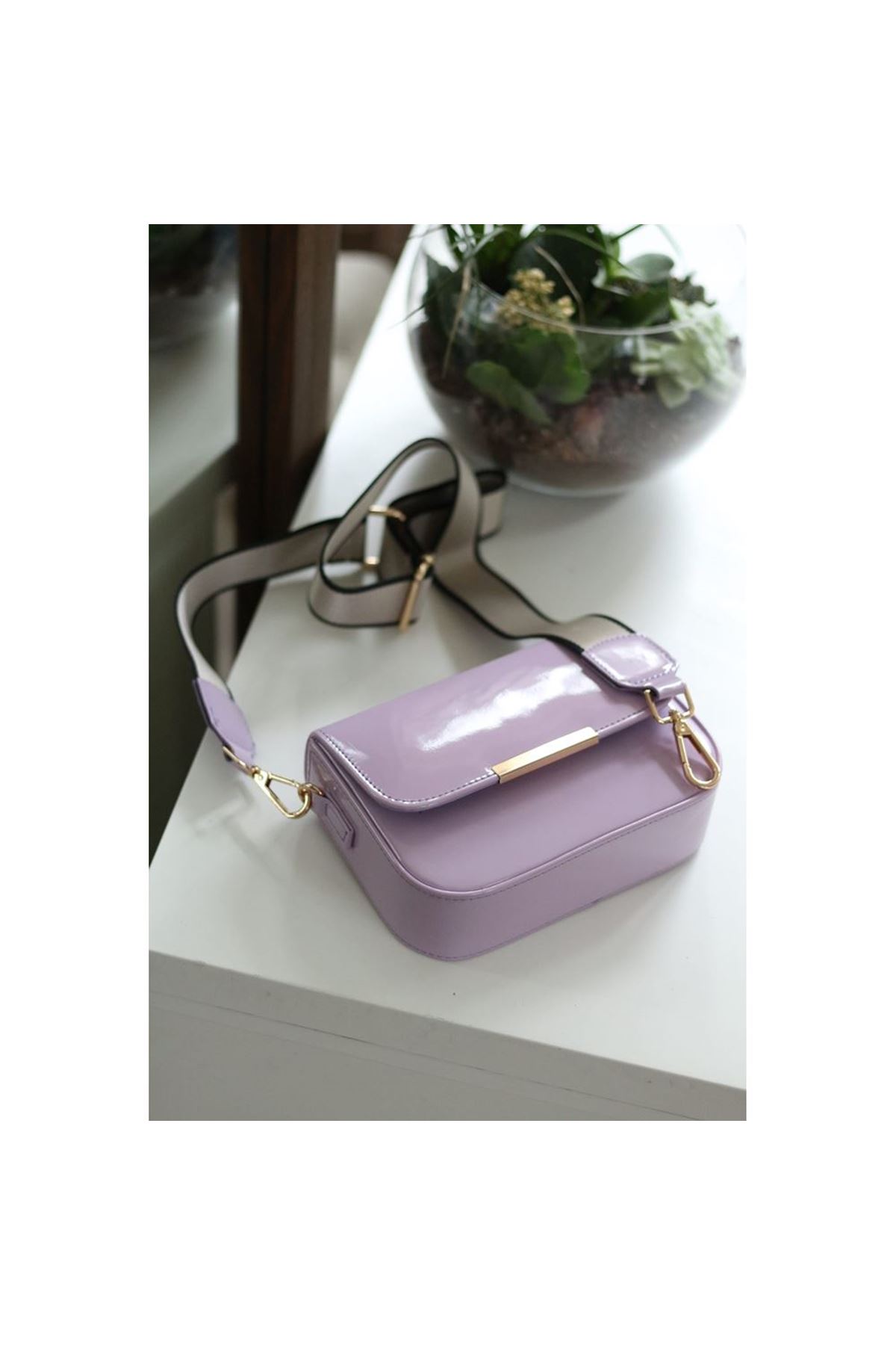 Kadın Lila Rugan Toka Detaylı Kumaş Askılı Omuz Çantası