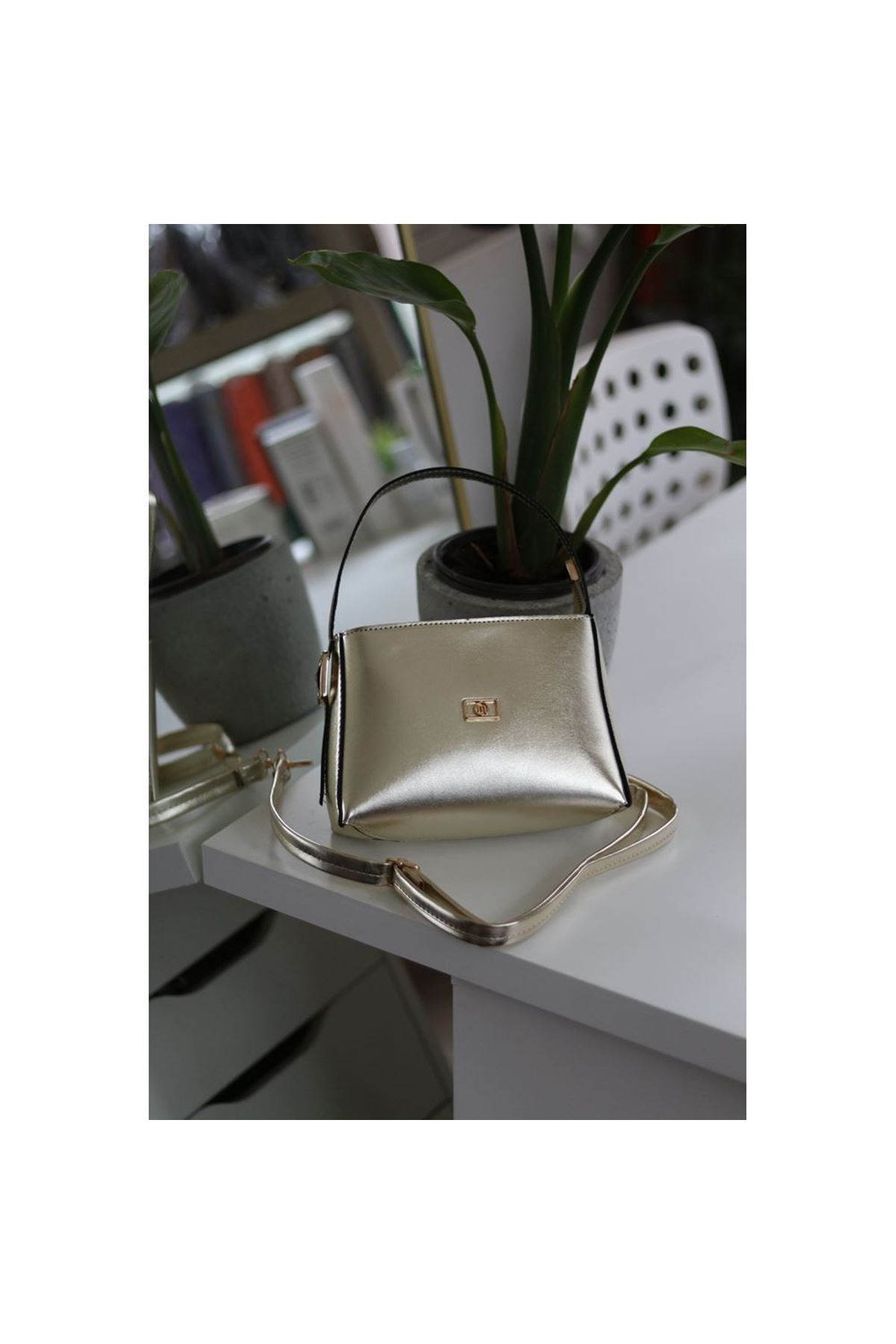 Kadın Gold Parlak Dokulu Tutma Saplı El Omuz Çantası