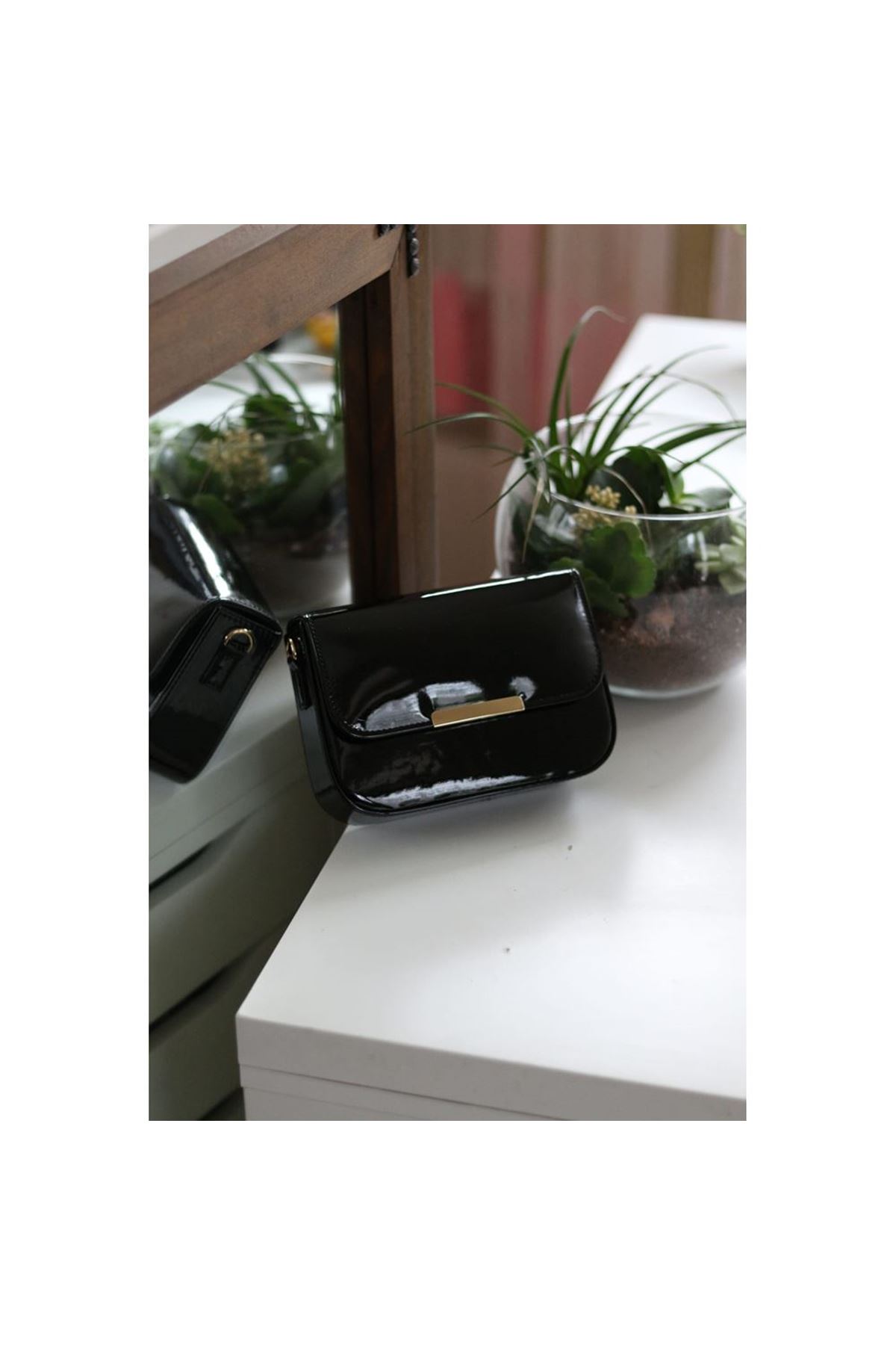 Kadın Siyah Rugan Toka Detaylı Kumaş Askılı Omuz Çantası