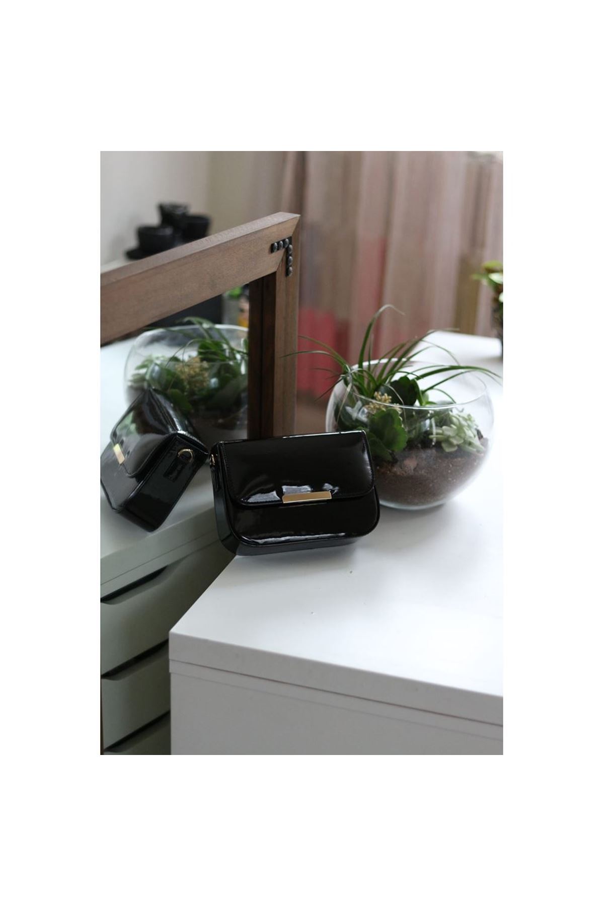 Kadın Siyah Rugan Toka Detaylı Kumaş Askılı Omuz Çantası