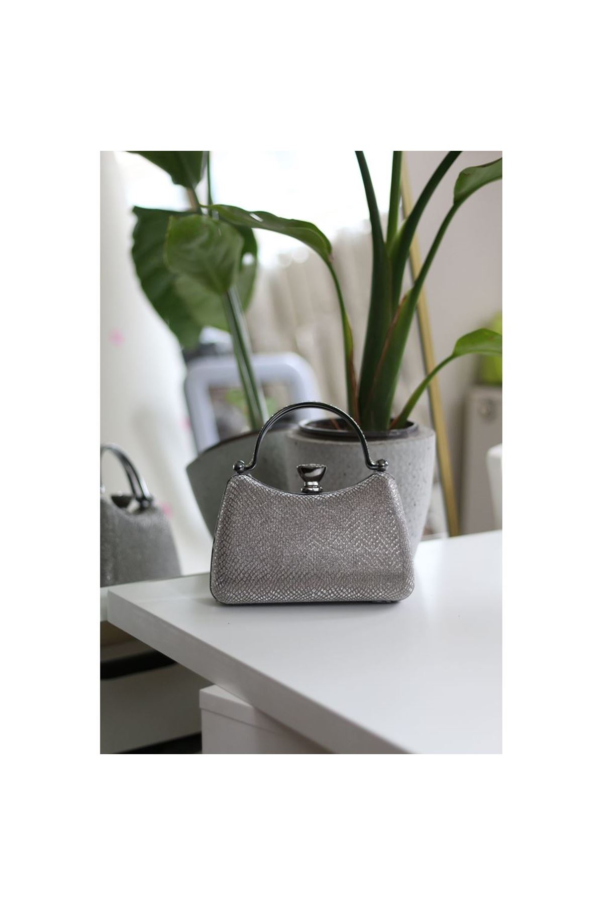 Kadın Platin Desenli Taşlı Tutma Kulplu Üçgen Taş Klips Abiye El Çantası