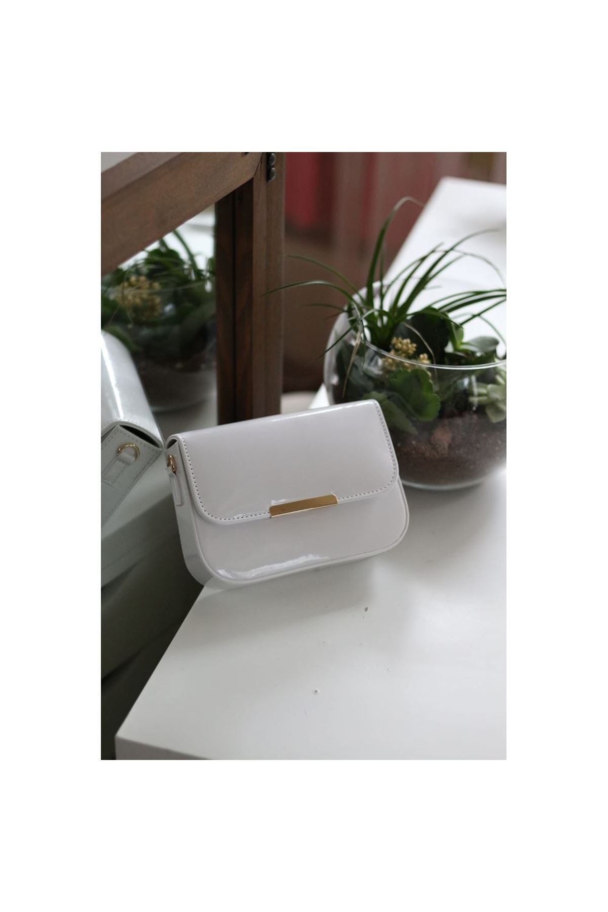 Kadın Beyaz Rugan Toka Detaylı Kumaş Askılı Omuz Çantası