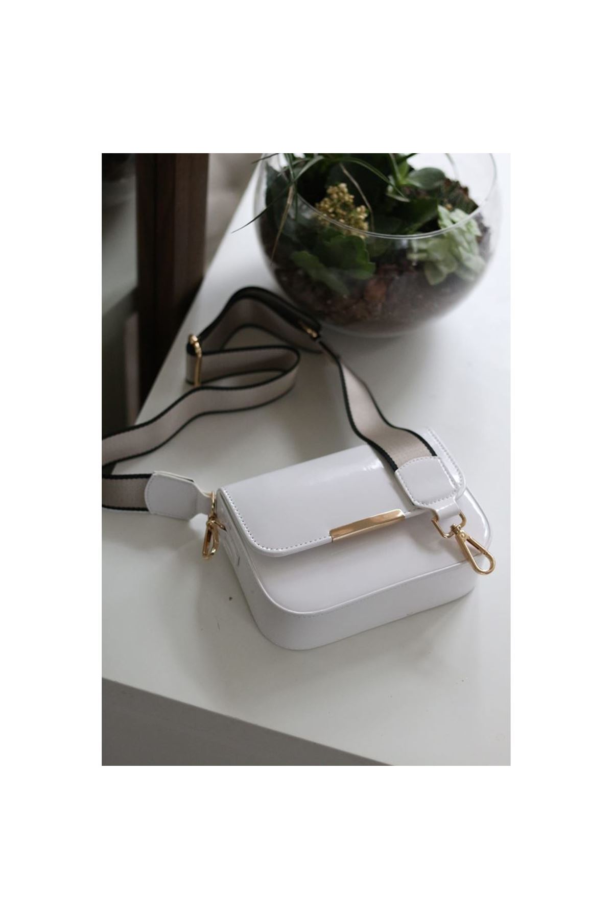 Kadın Beyaz Rugan Toka Detaylı Kumaş Askılı Omuz Çantası