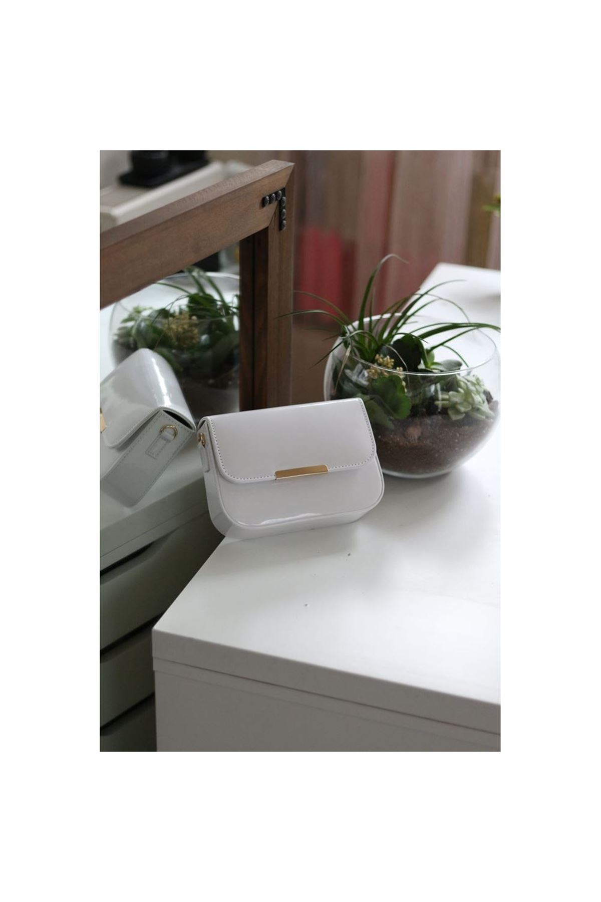 Kadın Beyaz Rugan Toka Detaylı Kumaş Askılı Omuz Çantası