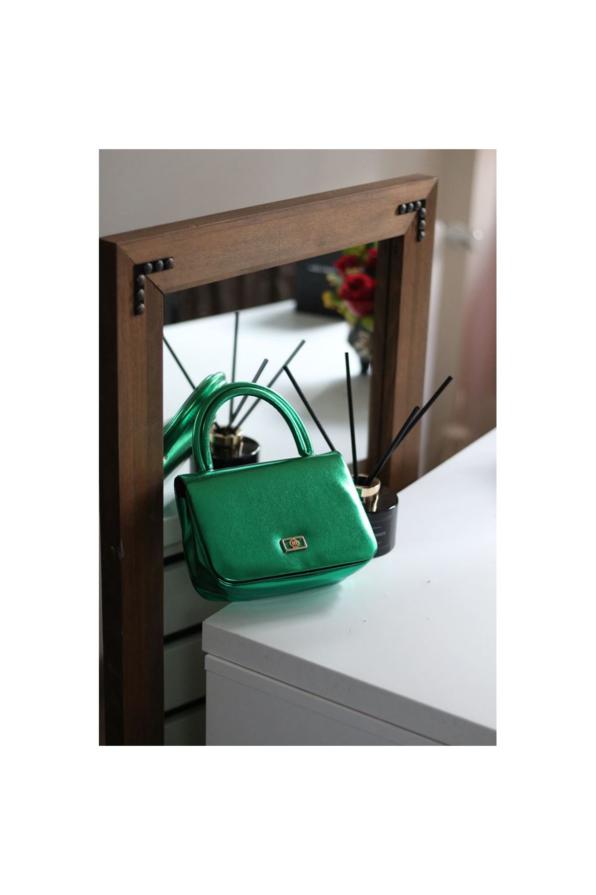 Kadın Yeşil Parlak Renkli Zincir Detaylı El Çantası