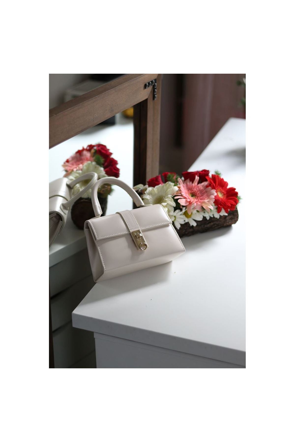 Kadın Krem Gold Kare Kilit Detaylı Mini El &amp;amp; Omuz Çantası