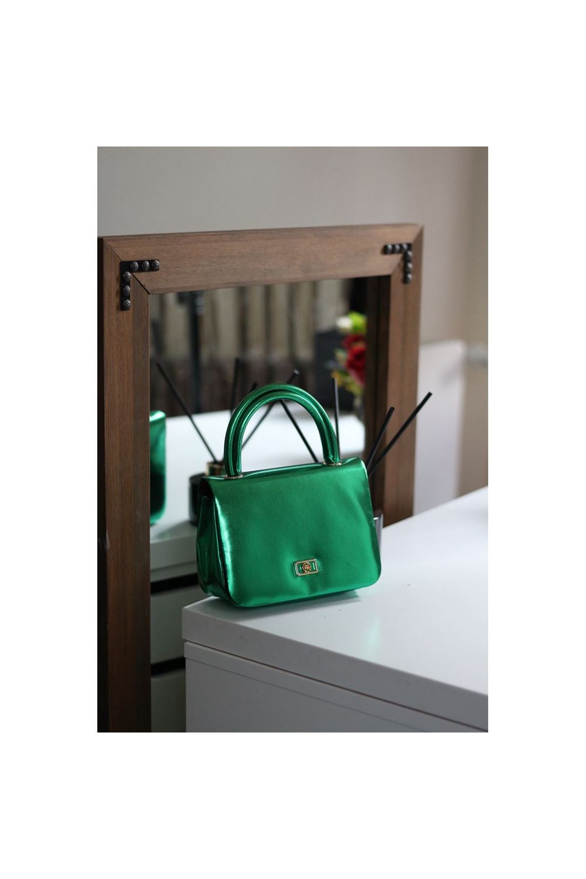 Kadın Yeşil Parlak Renkli Zincir Detaylı El Çantası