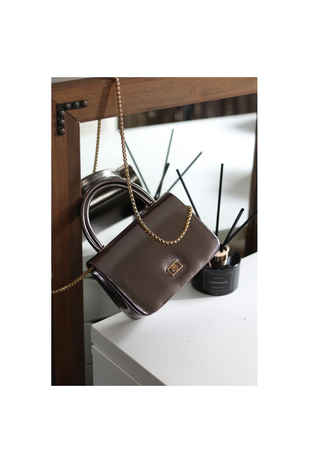 Kadın Platin Parlak Renkli Zincir Detaylı El Çantası