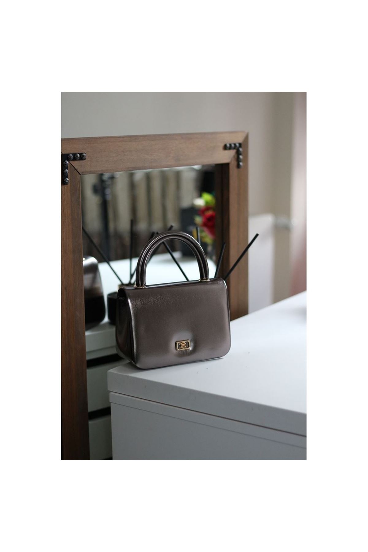 Kadın Platin Parlak Renkli Zincir Detaylı El Çantası