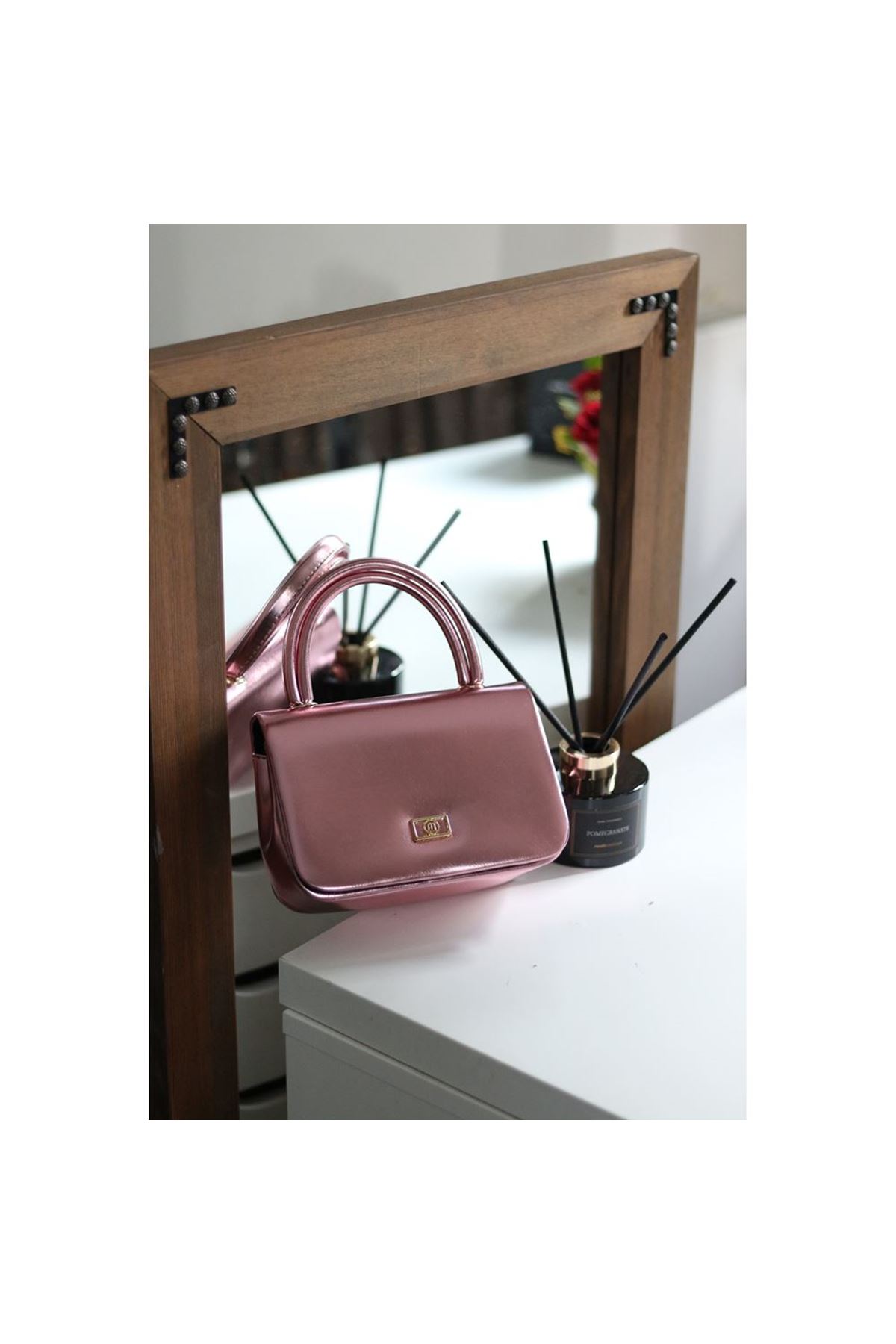 Kadın Pudra Parlak Renkli Zincir Detaylı El Çantası