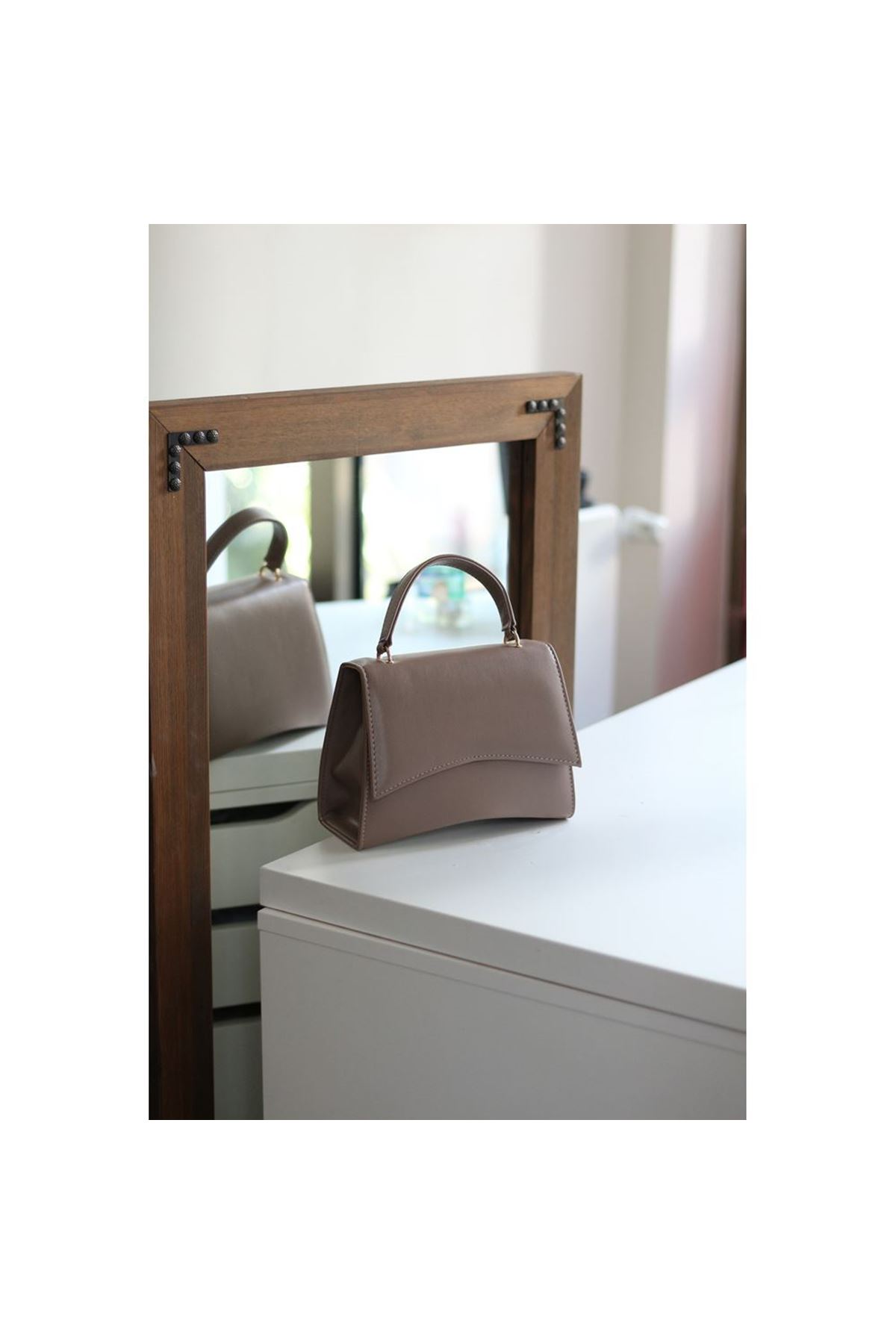 Kadın Vizon Geniş Kapak Detaylı Omuz Çantası