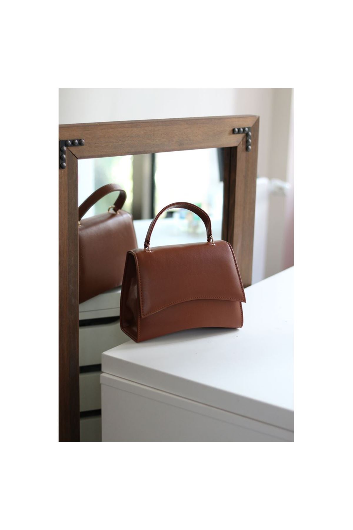 Kadın Taba Geniş Kapak Detaylı Omuz Çantası