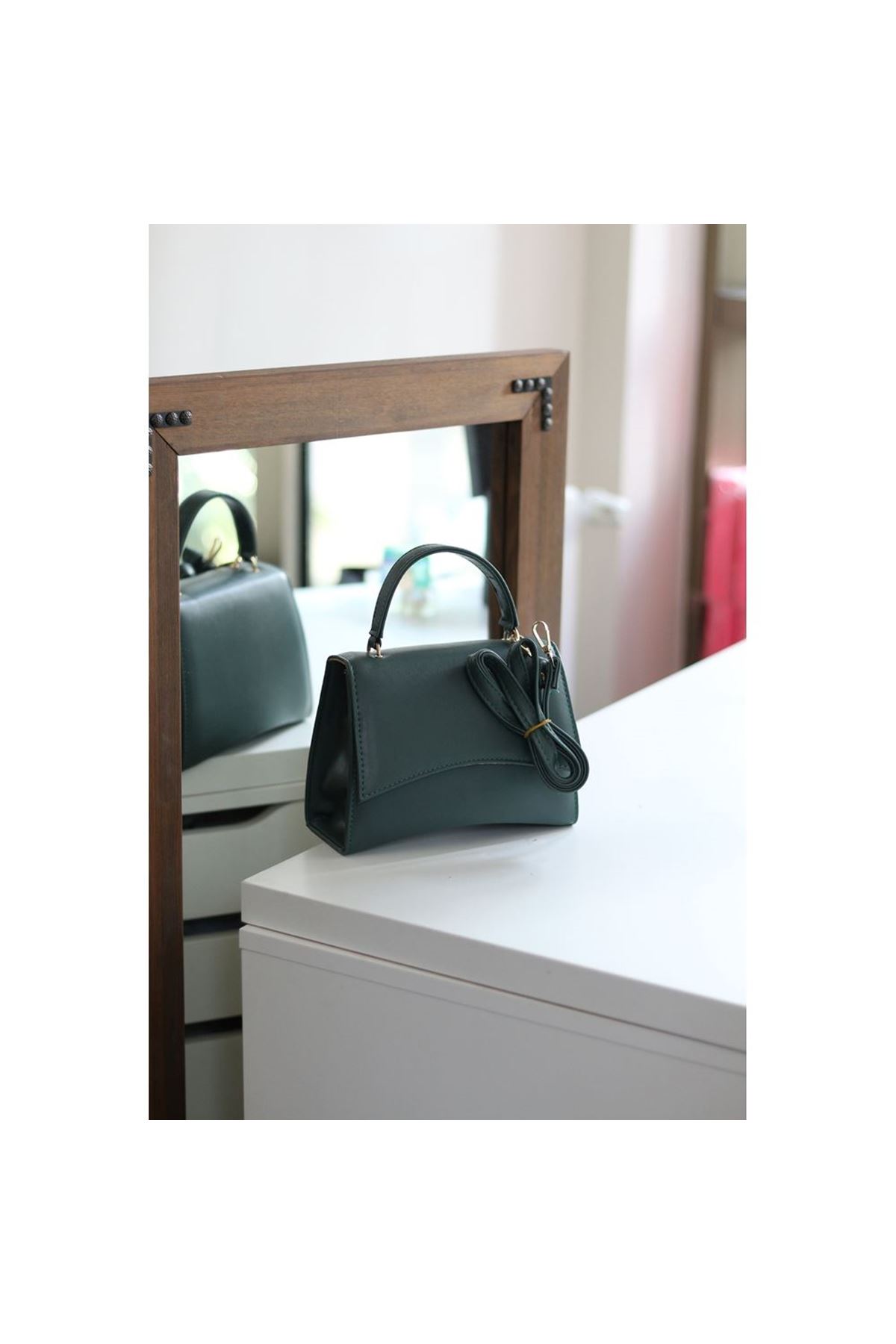 Kadın Haki Geniş Kapak Detaylı Omuz Çantası