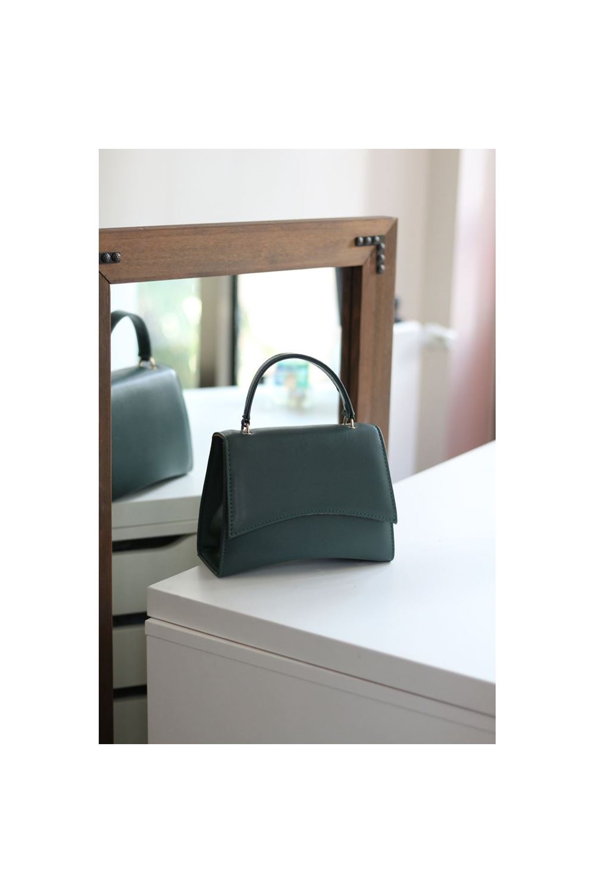 Kadın Haki Geniş Kapak Detaylı Omuz Çantası