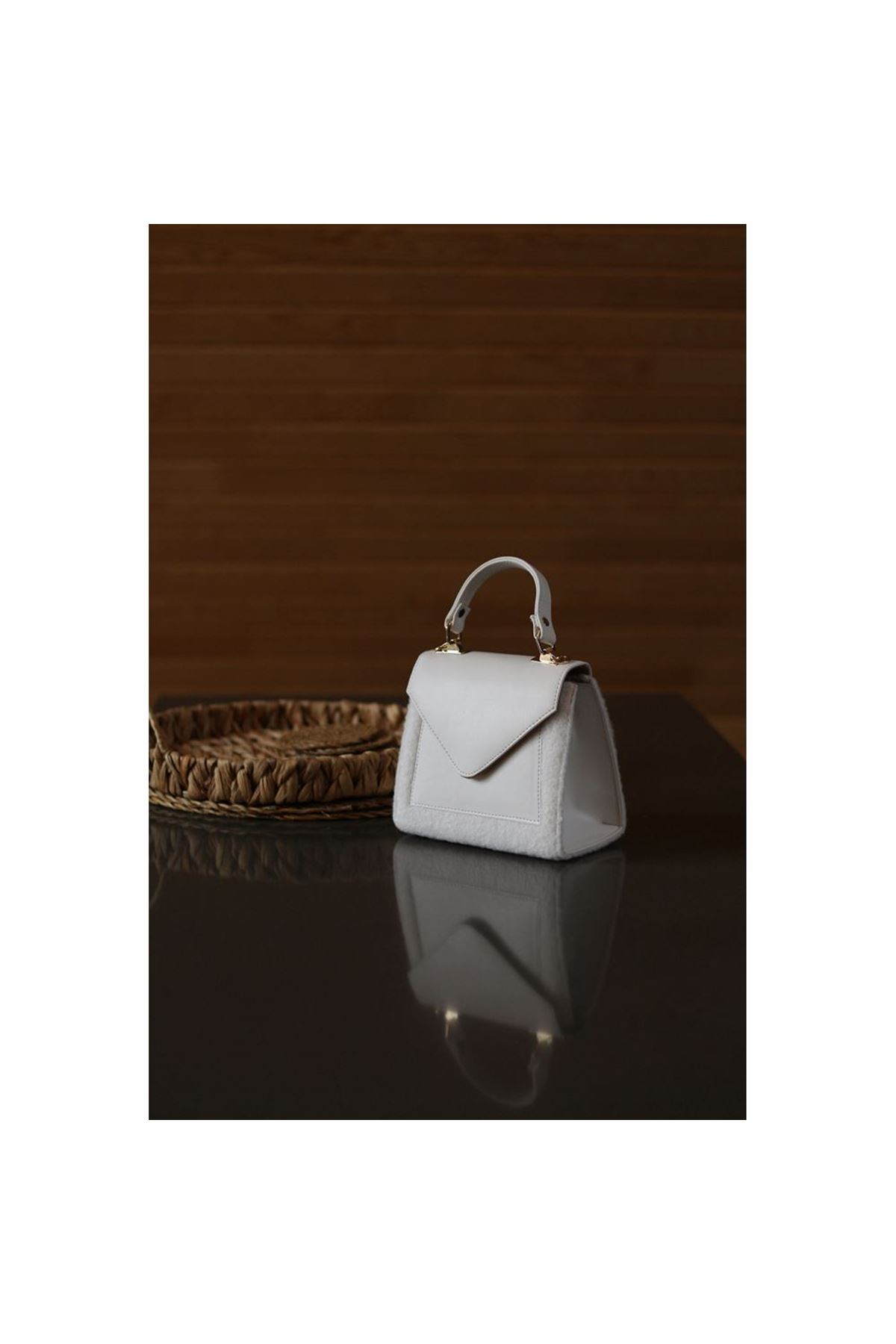 Kadın Beyaz Peluş Kapak Detaylı El ve Omuz Çantası