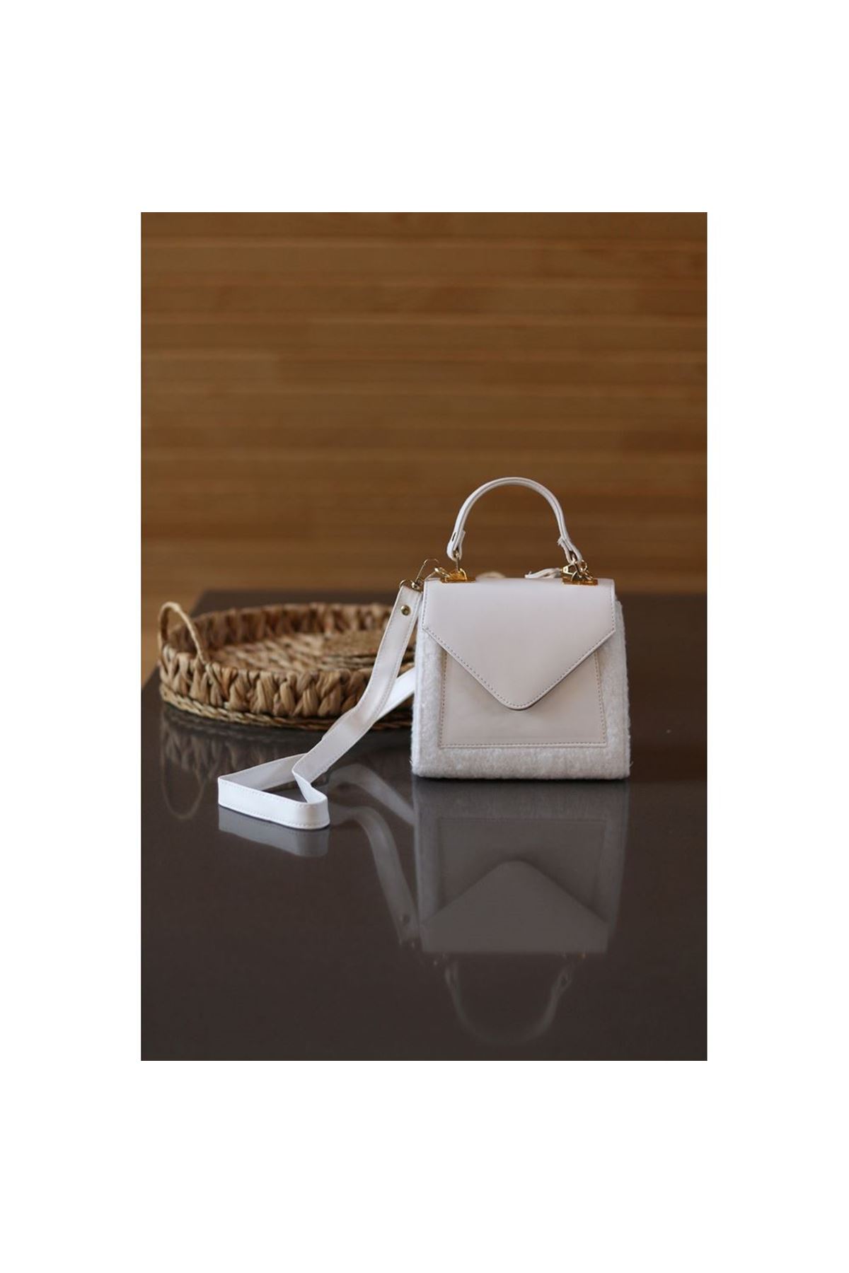 Kadın Beyaz Peluş Kapak Detaylı El ve Omuz Çantası