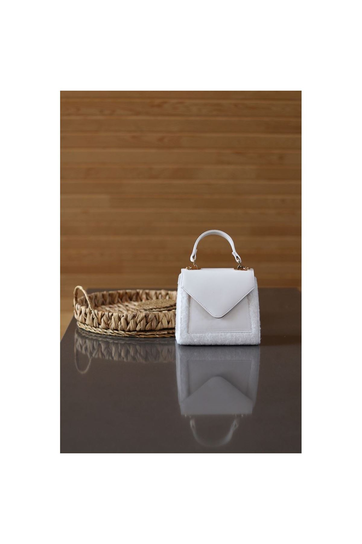 Kadın Beyaz Peluş Kapak Detaylı El ve Omuz Çantası