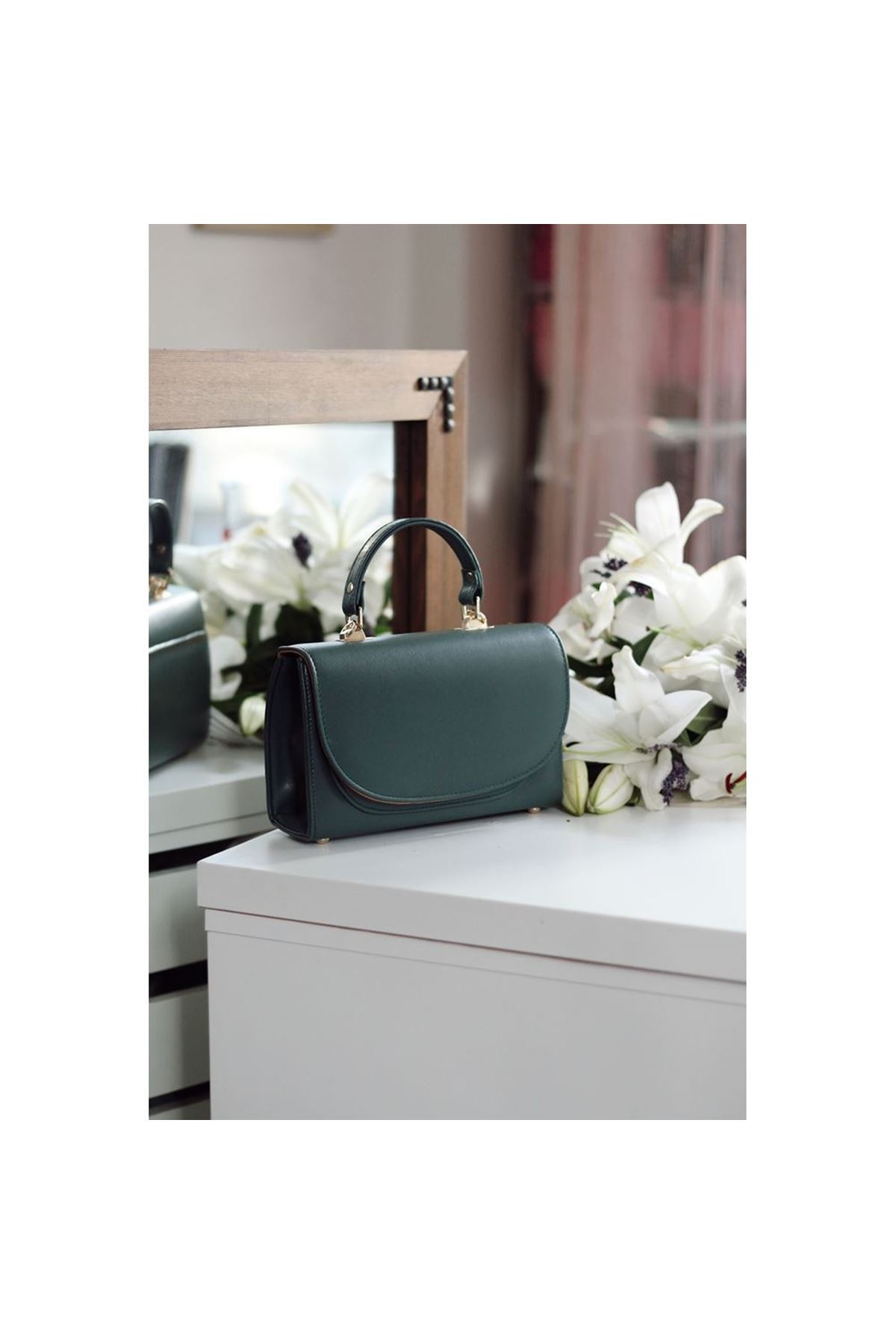 Kadın Haki Oval Kapak Detaylı Askılı Omuz Çantası