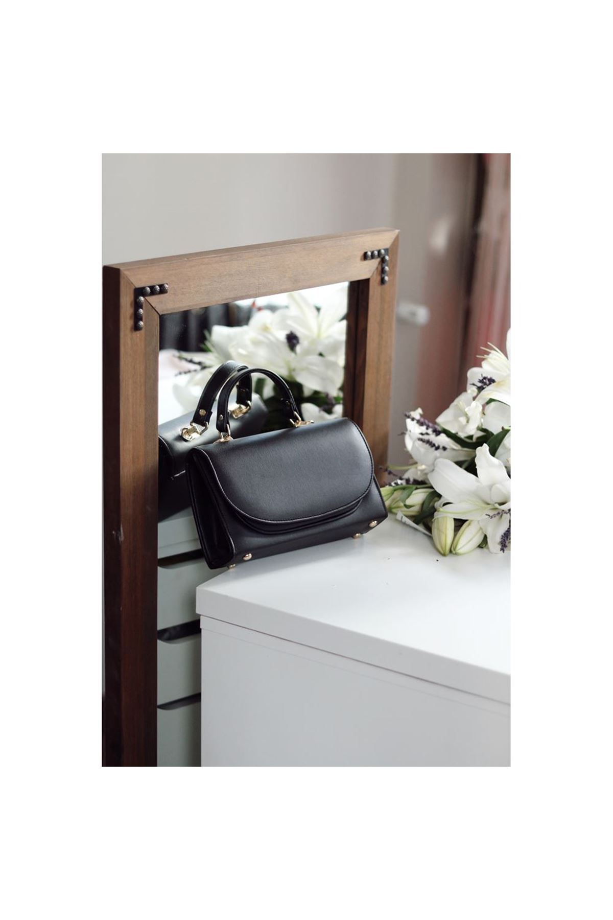 Kadın Siyah Oval Kapak Detaylı Askılı Omuz Çantası