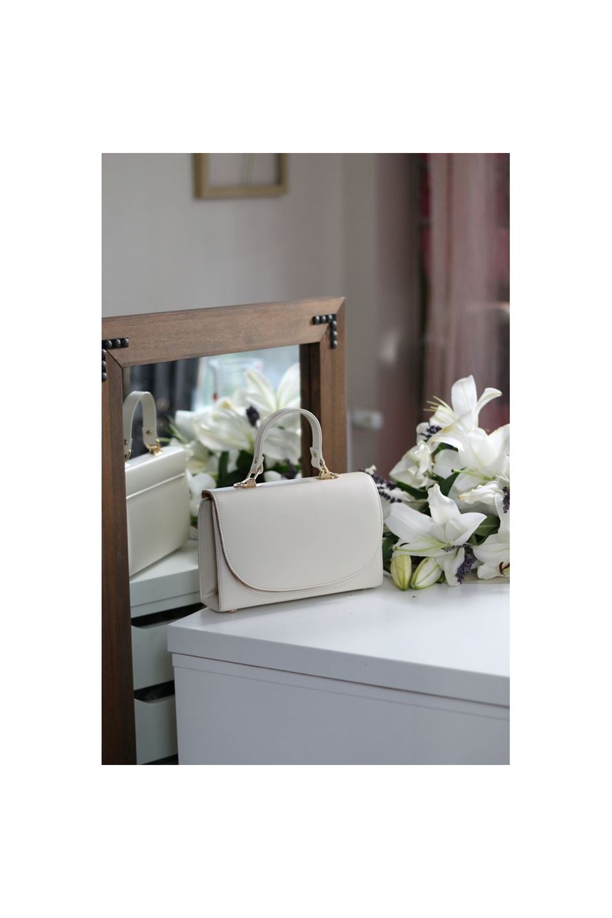 Kadın Krem Oval Kapak Detaylı Askılı Omuz Çantası