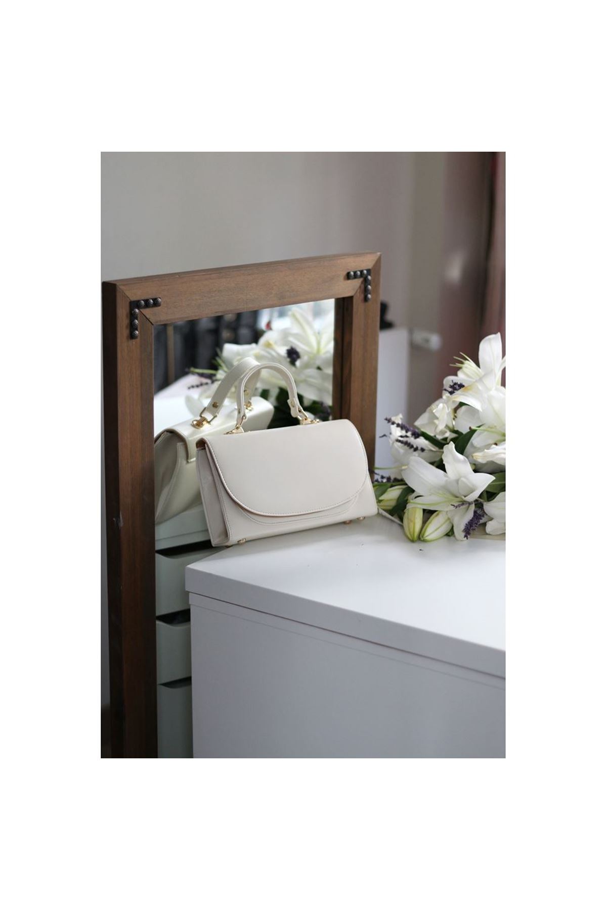 Kadın Krem Oval Kapak Detaylı Askılı Omuz Çantası