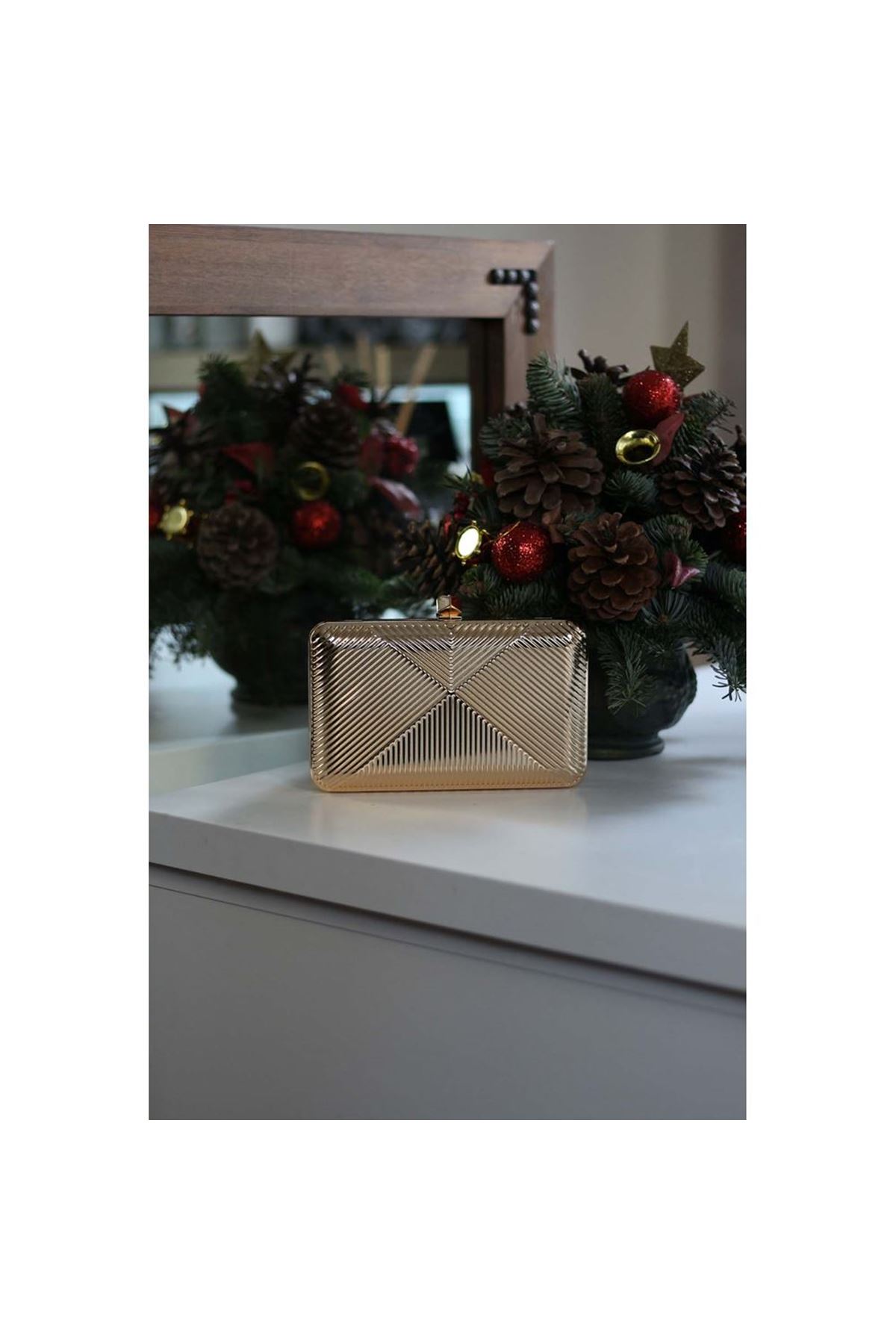 Kadın Gold Metal Zincir Askılı Abiye Çanta