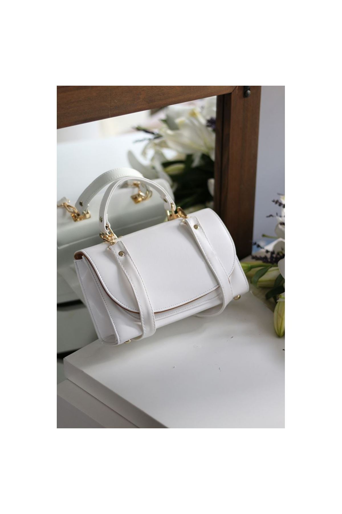 Kadın Beyaz Oval Kapak Detaylı Askılı Omuz Çantası