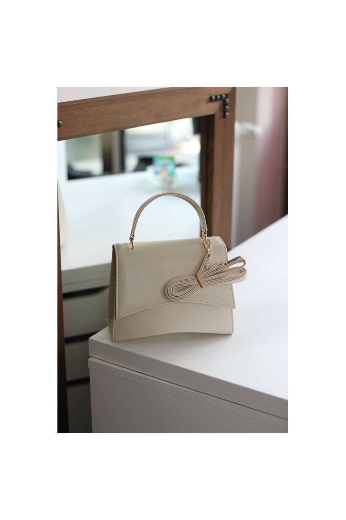Kadın Krem Geniş Kapak Detaylı Omuz Çantası
