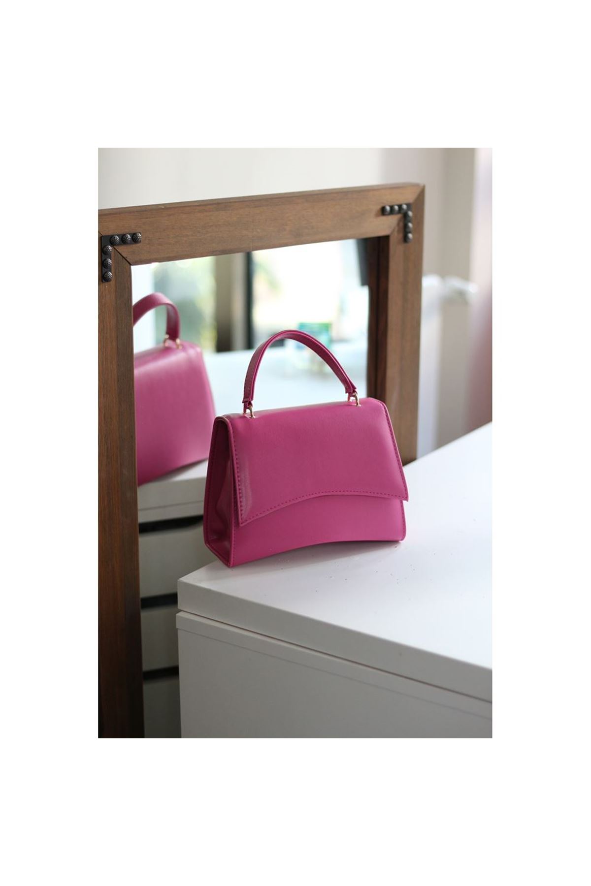 Kadın Fuşya Geniş Kapak Detaylı Omuz Çantası