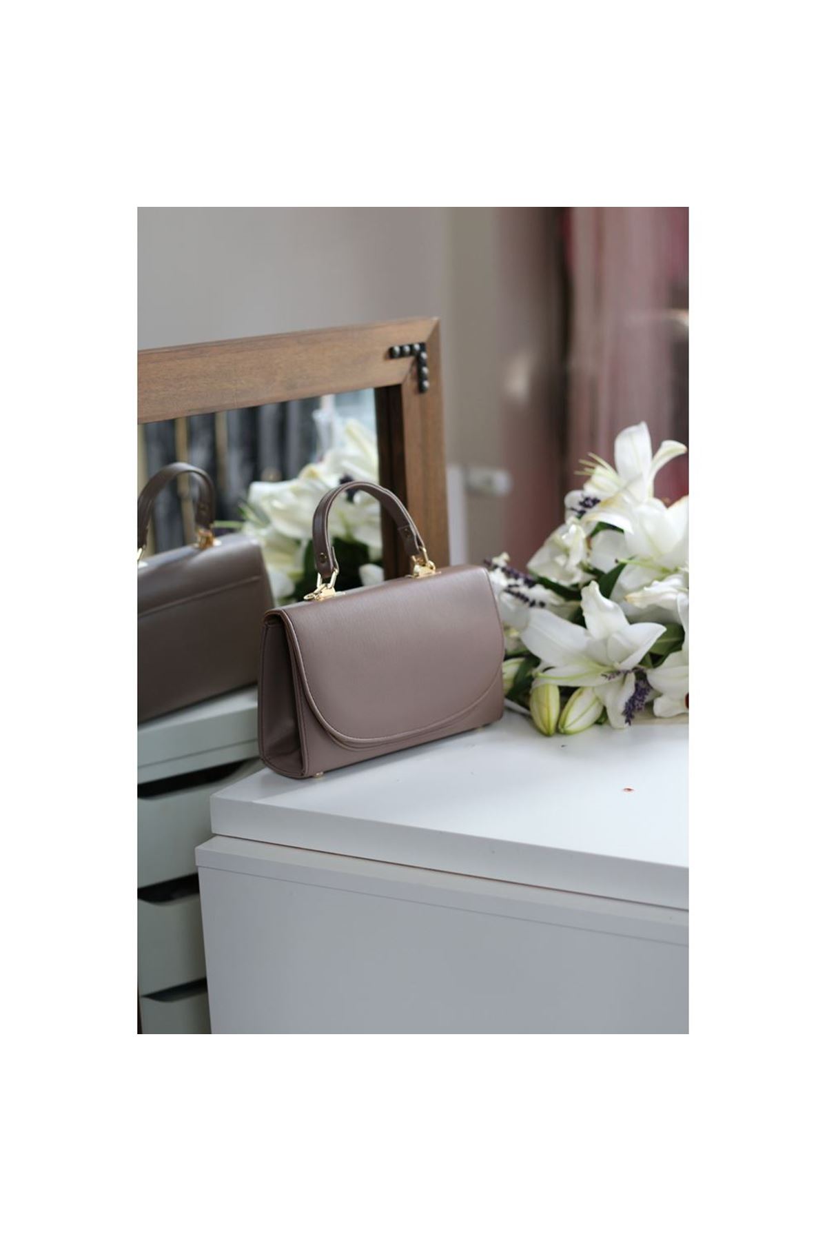 Kadın Vizon Oval Kapak Detaylı Askılı Omuz Çantası