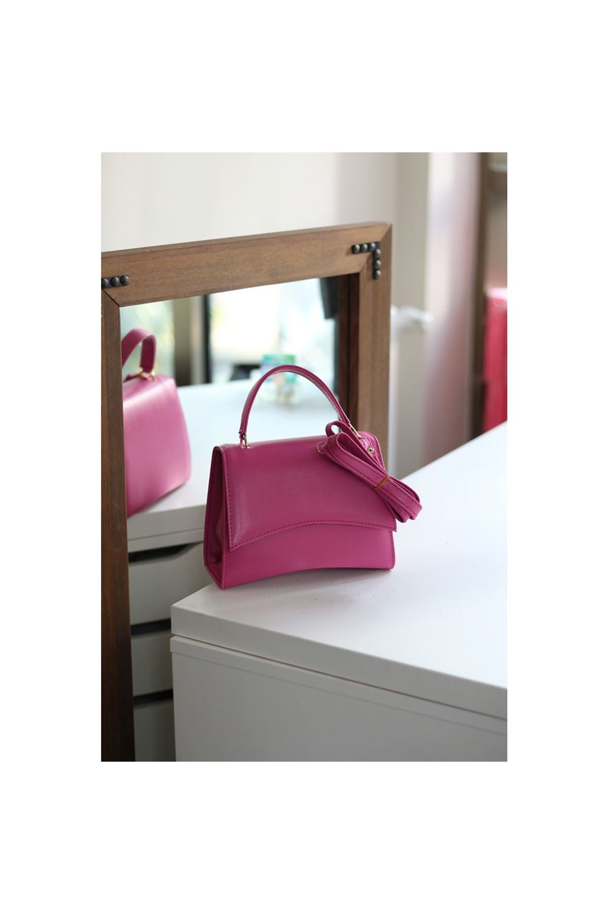 Kadın Fuşya Geniş Kapak Detaylı Omuz Çantası