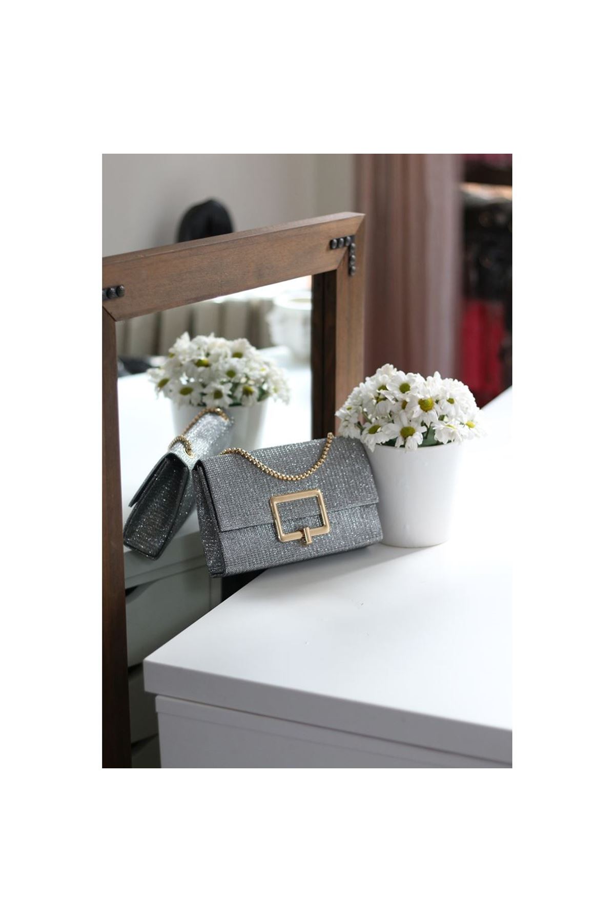 Simli Platin Kare Tokalı Zincirli Omuz Çantası