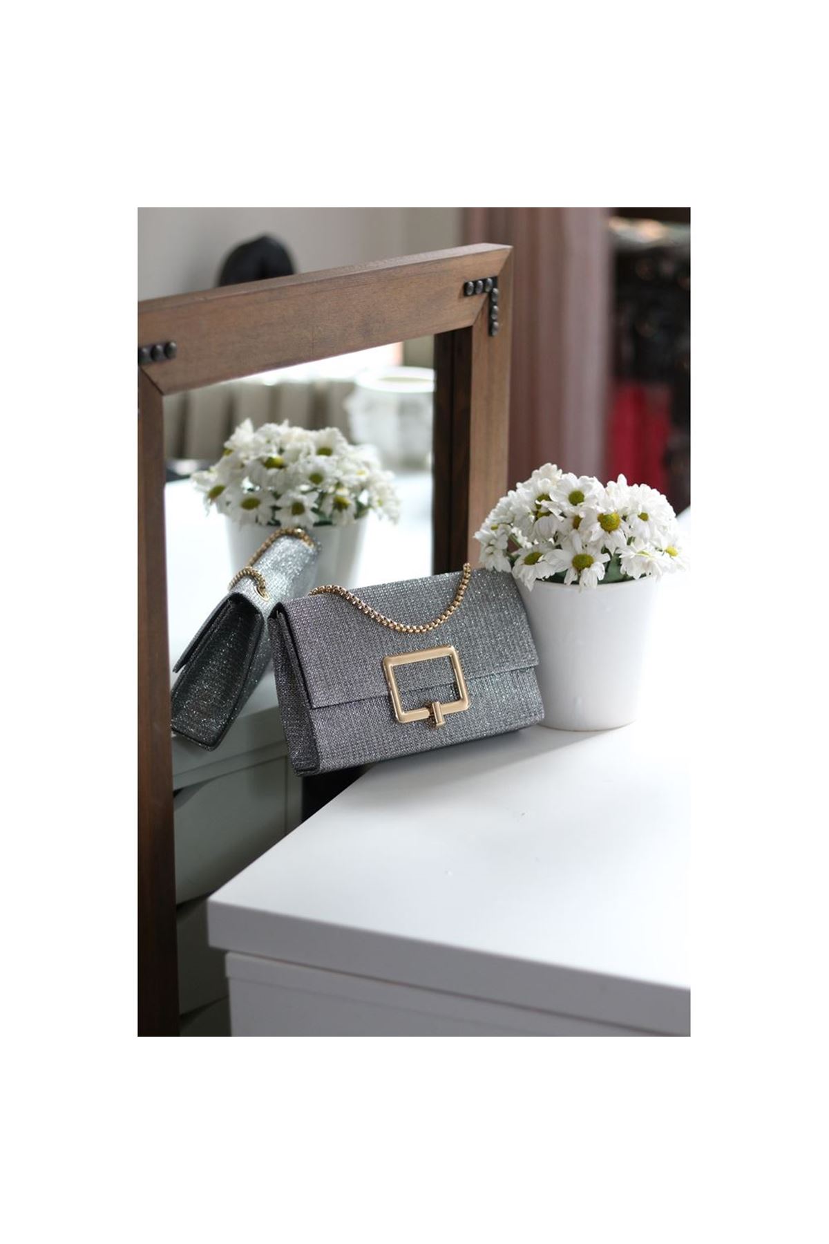 Simli Platin Kare Tokalı Zincirli Omuz Çantası