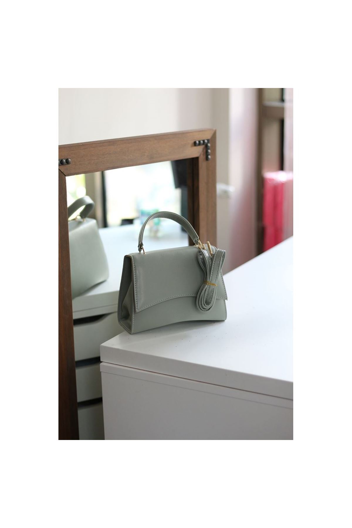 Kadın Mint Yeşili Geniş Kapak Detaylı Omuz Çantası